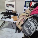 Homem ameaça ex com facão, invade casa pelo telhado e é preso com arma de fogo em Rondonópolis