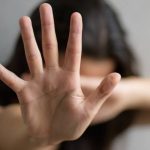 Câmera flagra momento em que motorista atropela adolescente propositalmente; suspeito cometeu estupro e tentativa de feminicídio antes de morrer em acidente