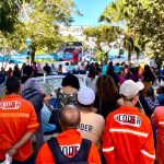 Carro capota após avançar sinal vermelho em cruzamento movimentado; vídeo registra acidente