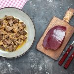 Motociclista embriagado perde controle, bate em poste e fica ferido no bairro Sagrada Família