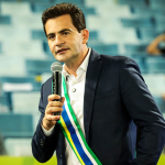 Cenas de impacto: motociclista é arremessado contra estrutura em rotatória e motorista da Toro é detido por suspeita de embriaguez