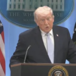 Carreta sai da pista, atinge poste e trava trânsito na BR-364 em Rondonópolis