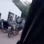 Motorista perde controle, invade casa e capota veículo no Jardim Sumaré, em Rondonópolis