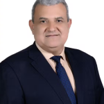 Motorista perde controle, invade casa e capota veículo no Jardim Sumaré, em Rondonópolis