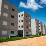 Motociclista avança sinal vermelho e bate em carro de autoescola em Rondonópolis