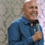 Socorristas atendem paciente a pé após ambulância não conseguir entrar em rua de lama em MT