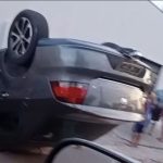 Motorista perde controle, invade casa e capota carro em Rondonópolis