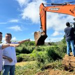 Primavera do Leste reage rápido após caos na BR-070 e inicia intervenção em barreira que represou água e alagou três empresas