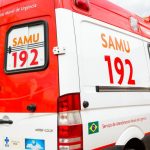 Moto com dois ocupantes colide com lateral de carro em cruzamento sem sinalização no Parque São Jorge, em Rondonópolis