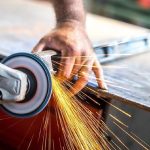 Jovem de 22 anos morre após caminhonete invadir contramão e bater de frente com sua moto na MT-010