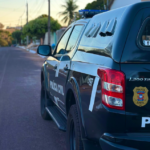 Jovem com tornozeleira desligada é preso com drogas ao tentar fugir da PM