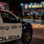 Motorista invade preferencial, causa acidente entre dois carros e destrói muro de residência em Rondonópolis