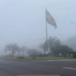 Mulher de 42 anos fica gravemente ferida após acidente entre carro e moto em Rondonópolis; motorista é preso por omissão de socorro