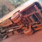Motorista de 62 anos morre preso às ferragens após carreta tombar em Rondonópolis