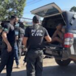 Jovem fica gravemente ferido após pilha de telhas desabar em obra