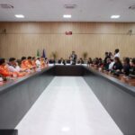 Jovem é conduzido por pichar muro de prédio público com apologia à facção criminosa