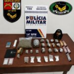 PM fecha suposto ponto de venda de drogas e prende três suspeitos