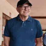 Sérgio Ricardo troca a discrição exigida pelo cargo por protagonismo político em meio à crise da Educação de Cuiabá