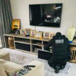 Mulher é morta a tiros dentro de casa e marido é procurado por feminicídio em MT
