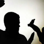 Mulher é encontrada escondida em banheiro após sofrer agressões e tentativa de asfixia do companheiro