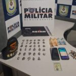 Cavalaria da PM prende dois faccionados por tráfico e apreende drogas enterradas em quintal