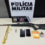 Motorista tenta jogar caminhão contra policiais durante fuga e acaba preso com 62 tabletes de drogas em MT