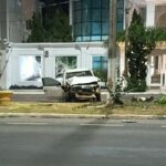 Jovem de 20 anos fica ferida após carro bater em palmeira em Primavera do Leste