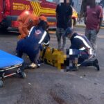 Motociclista invade preferencial, bate em ônibus e criança de quatro anos morre em Rondonópolis