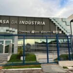 Colisão entre carretas deixa motorista preso às ferragens na BR-070