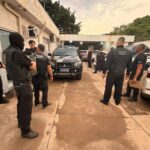 Mulher é presa com moto usada em roubo contra vereador, R$ 17 mil em espécie, aliança do casal e munições em Rondonópolis