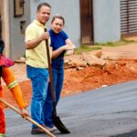 Cláudio e Alessandra Ferreira fazem vistoria na obra com direito à mão na massa