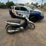 Mulher é conduzida à delegacia após PM localizar moto com registro de roubo em Rondonópolis