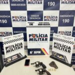 Homem é preso com dois revólveres e 21 porções de cocaína em Cáceres