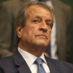 PT pede prisão de Flávio Bolsonaro e inclusão na lista da Interpol após senador ir aos EUA
