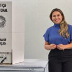 Alessandra Ferreira vota ao lado do prefeito Cláudio Ferreira na Vila Operária