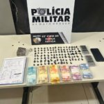 Força Tática apreende mais de cem porções de drogas e prende homem por tráfico de drogas